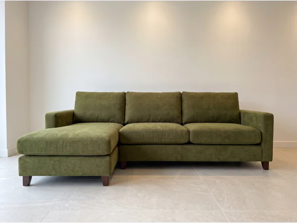 Esquinero con Chaise Longue Oliva en vista frontal, fabricado en La Plata