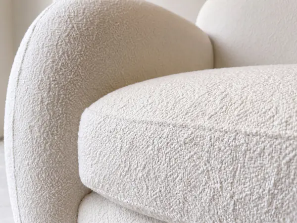Detalle de la tela bouclé de un sillón redondeado