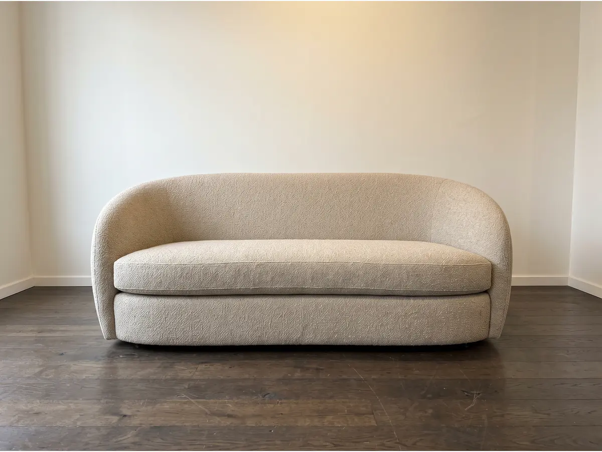 Sillón 2 Cuerpos Curvo Avena en vista frontal, fabricado en La Plata