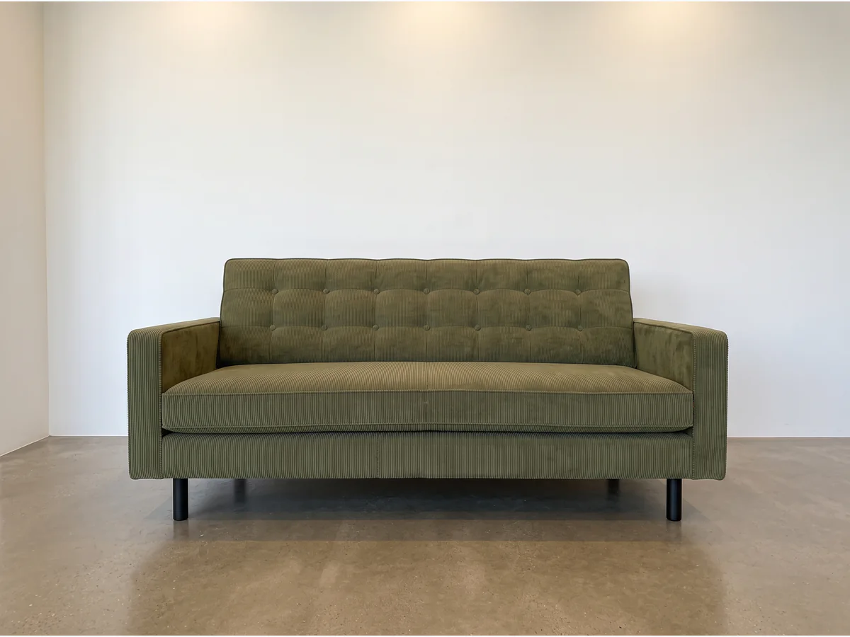 Sillón 2 Cuerpos Capitoné Oliva en vista frontal, fabricado en La Plata