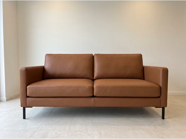 Sillón 2 Cuerpos Ecocuero Cognac en vista frontal, fabricado en La Plata
